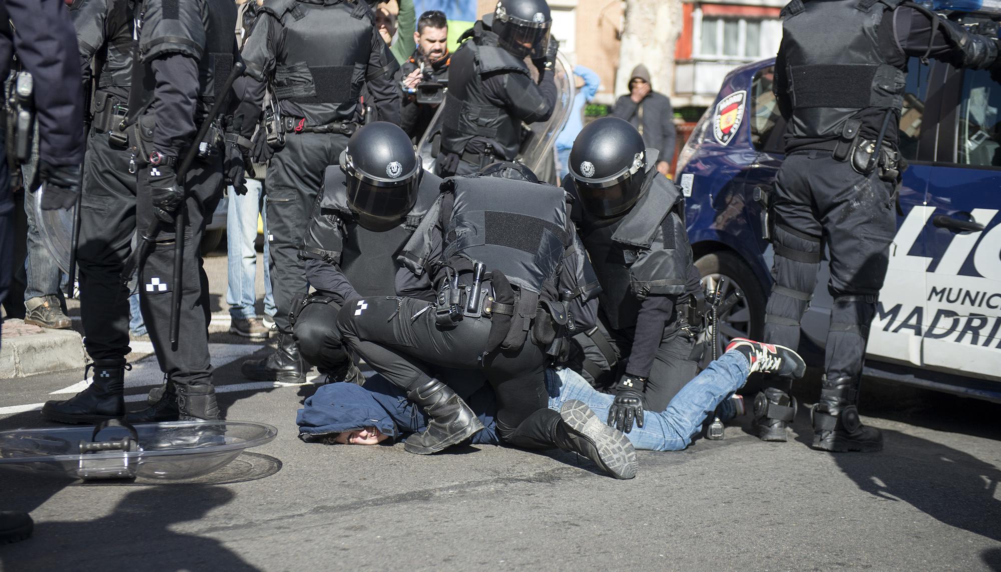 Policia madrid inmovilizando